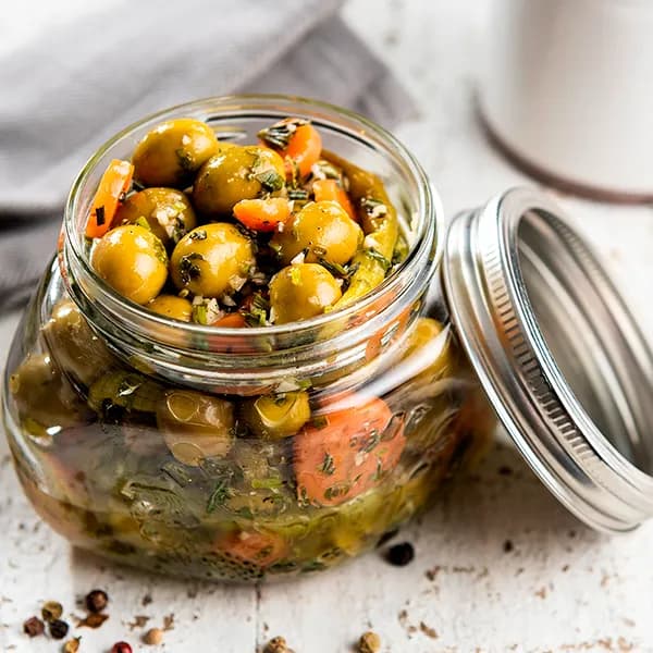 Aceitunas Marinadas con Especias y Chiles Largos