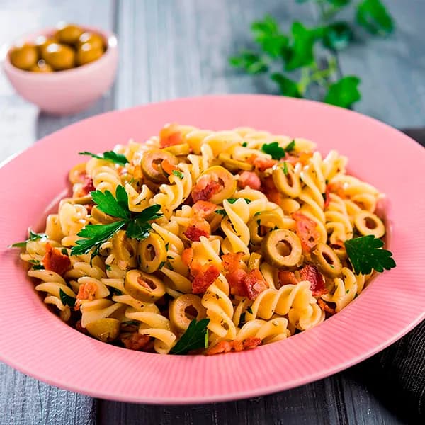 Fusilli con Aceitunas y Tocino