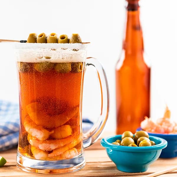 Michelada con Aceitunas y Camarones