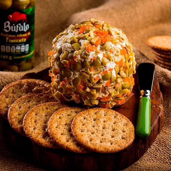Queso con Almendras y Aceitunas