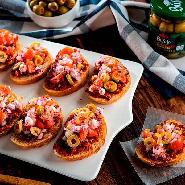 Bruscheta de Jitomate, Aceitunas y Queso de Cabra